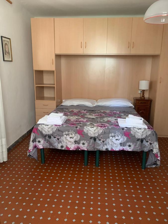 Casa Violetta Bed & Breakfast マリーナ・ディ・マッサ エクステリア 写真