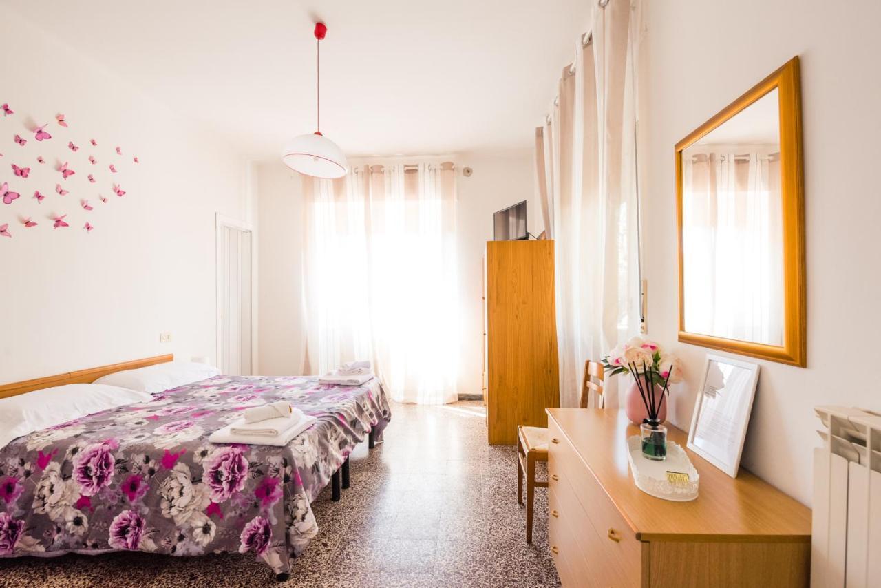 Casa Violetta Bed & Breakfast マリーナ・ディ・マッサ エクステリア 写真