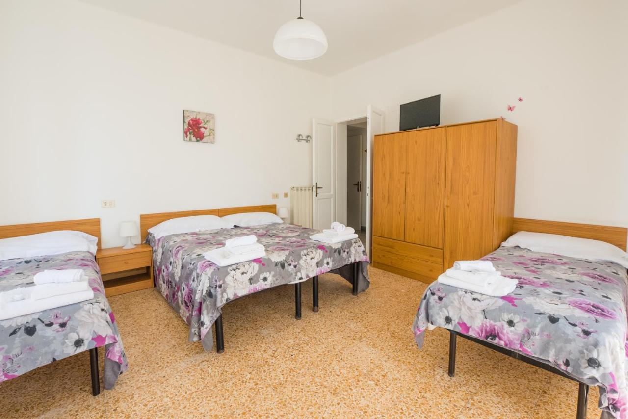 Casa Violetta Bed & Breakfast マリーナ・ディ・マッサ エクステリア 写真