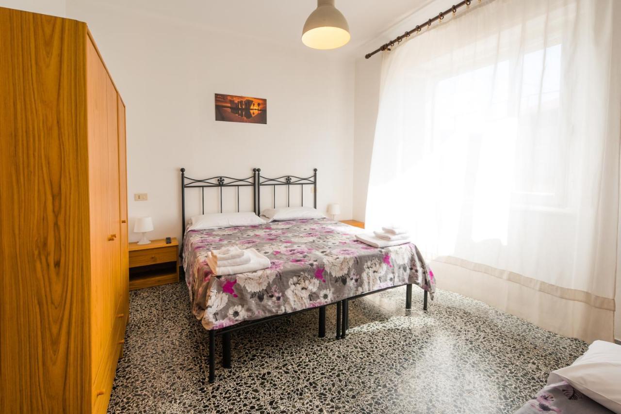 Casa Violetta Bed & Breakfast マリーナ・ディ・マッサ エクステリア 写真