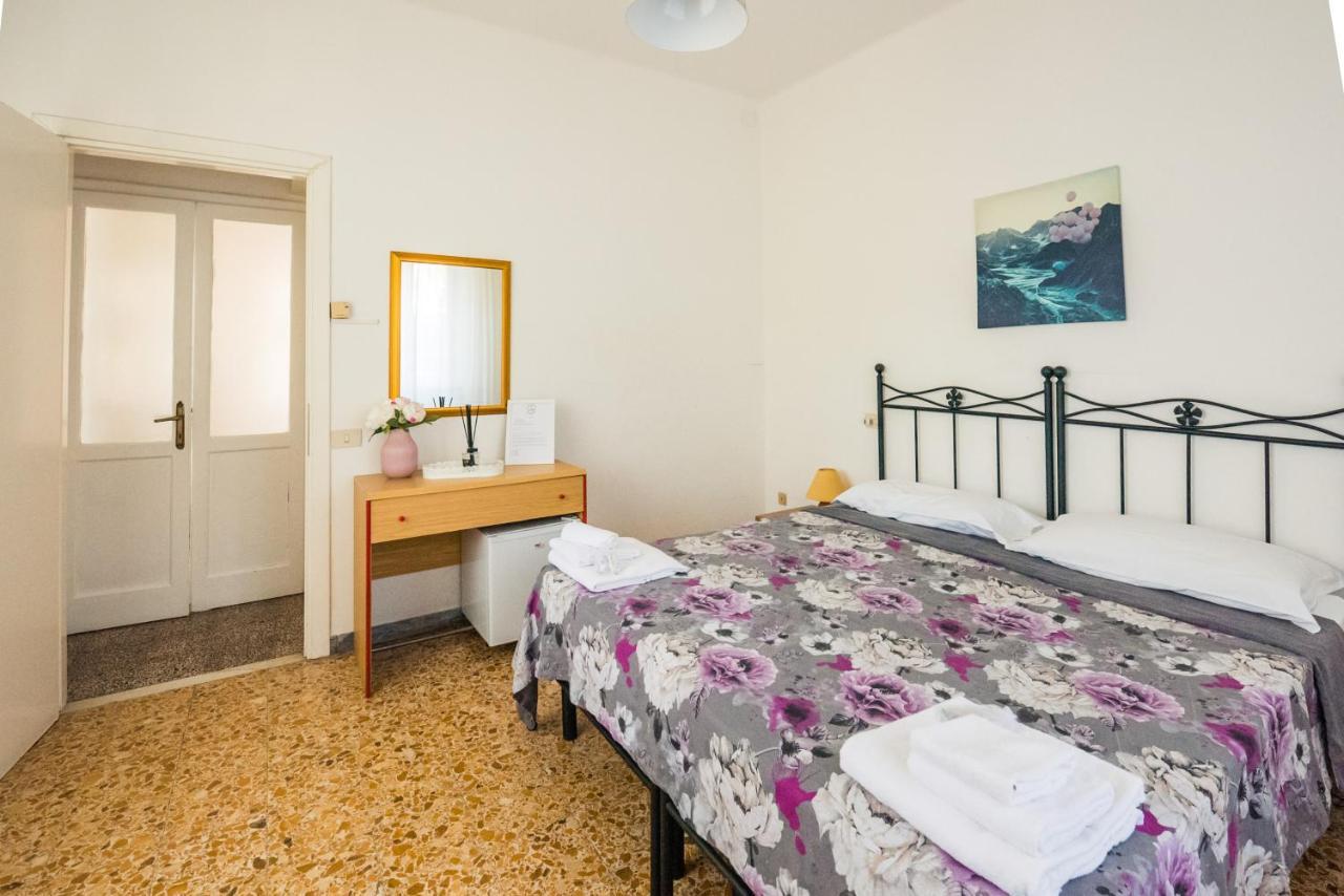 Casa Violetta Bed & Breakfast マリーナ・ディ・マッサ エクステリア 写真