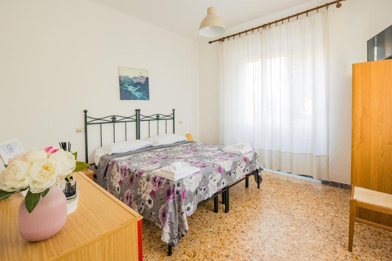Casa Violetta Bed & Breakfast マリーナ・ディ・マッサ エクステリア 写真