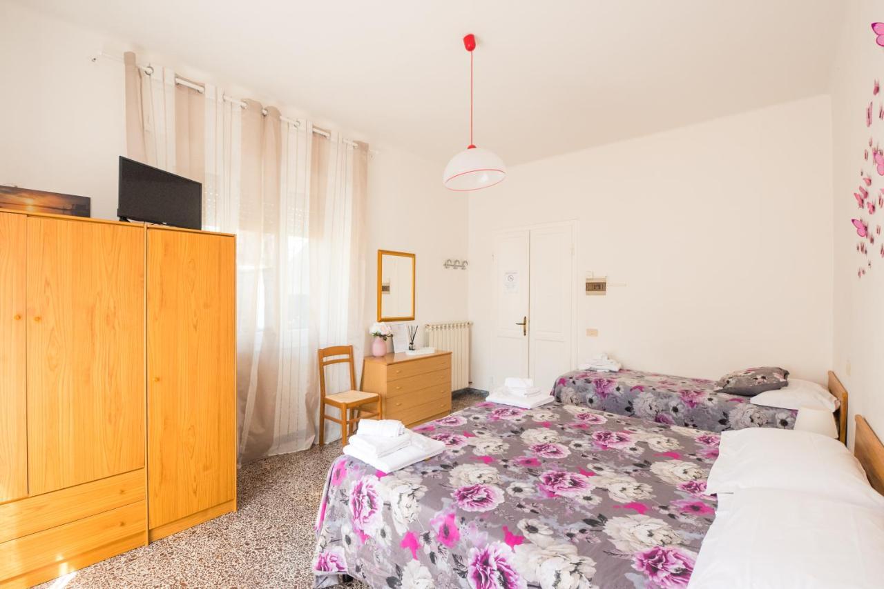 Casa Violetta Bed & Breakfast マリーナ・ディ・マッサ エクステリア 写真