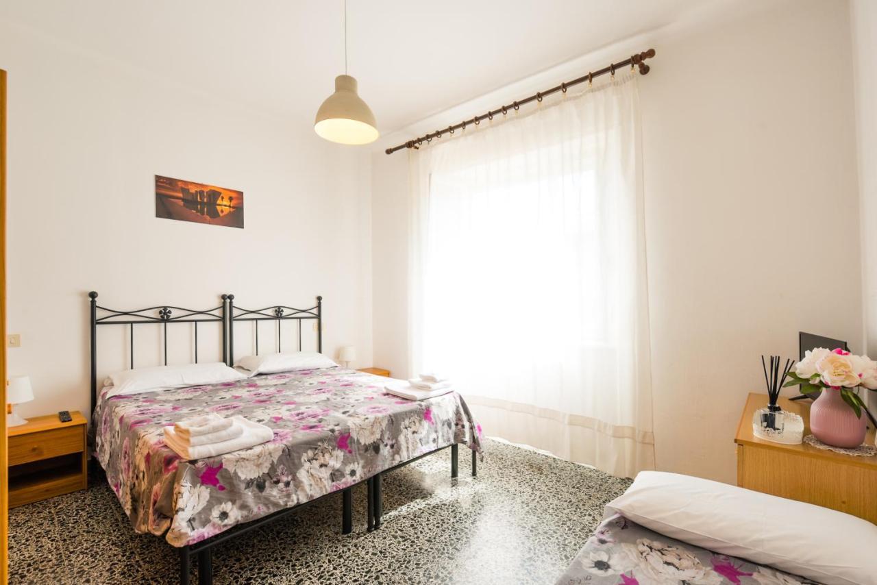 Casa Violetta Bed & Breakfast マリーナ・ディ・マッサ エクステリア 写真